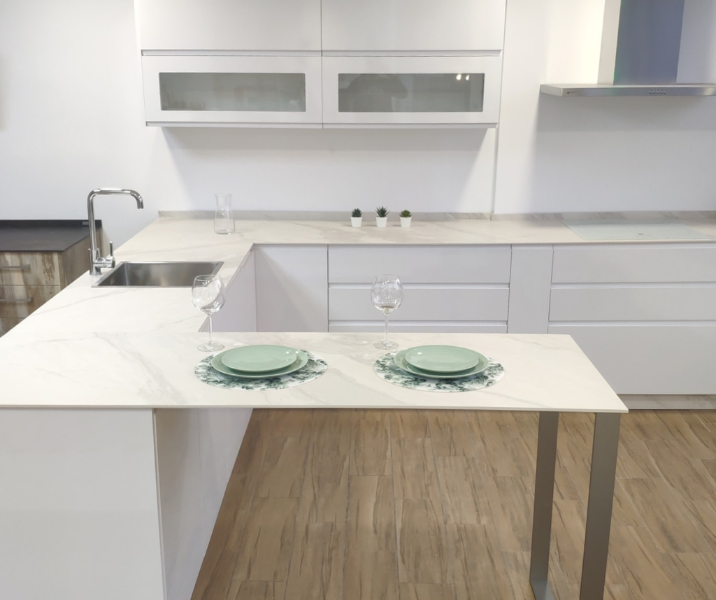 Diseño elegante de la cocina, es decir, una cocina blanca con una encimera  de madera